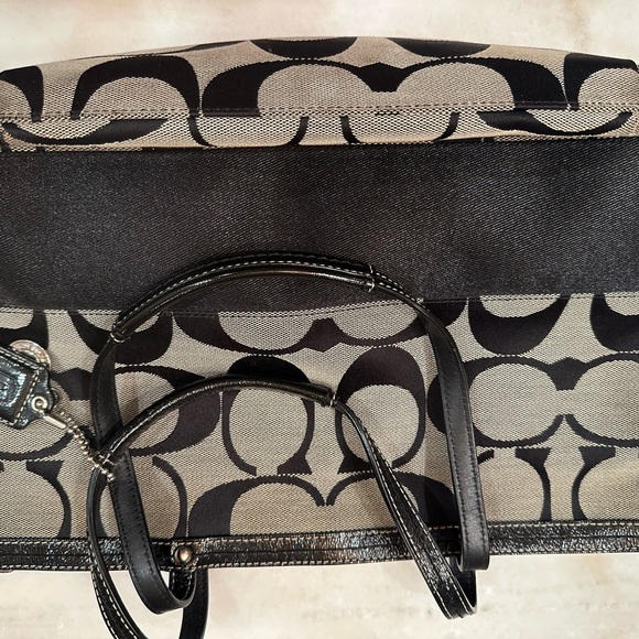 Coach Gray Leather Interior - Picture 7 of 7